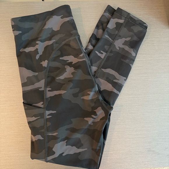 Athleta Pants - Athleta Ultimate Camo 7/8 Tight Leggings with Pockets. Size S